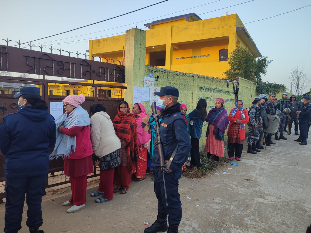 तस्बिरः हेटौंडा–१२, मा लाइनमा बसेका मतदाता / हेडम्बा न्युज